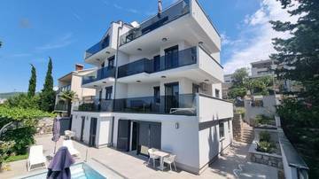 Modernes Appartementhaus mit Meerblick