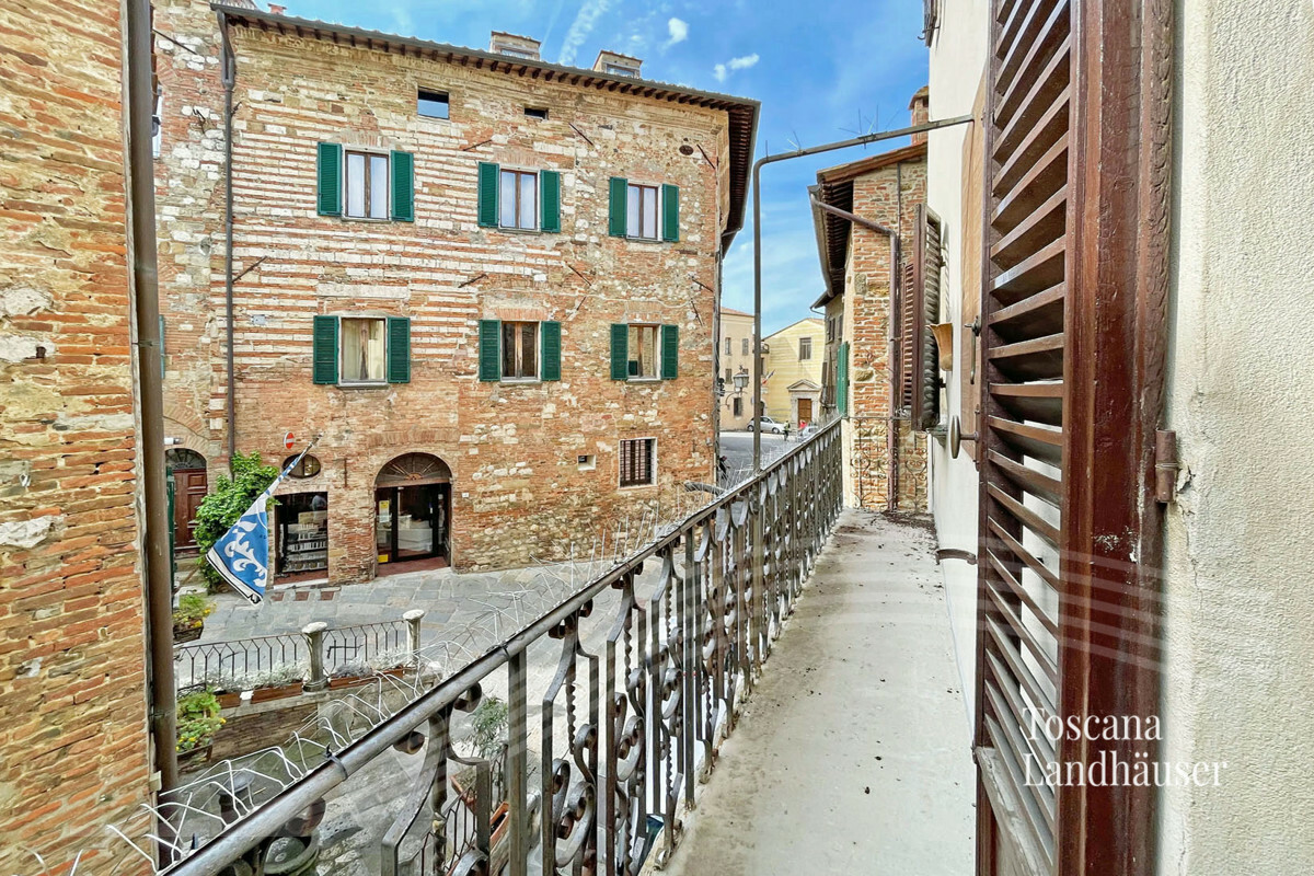Thumbnail von Wohnung mit Blick auf historische Ortschaft und den Lago Trasimeno