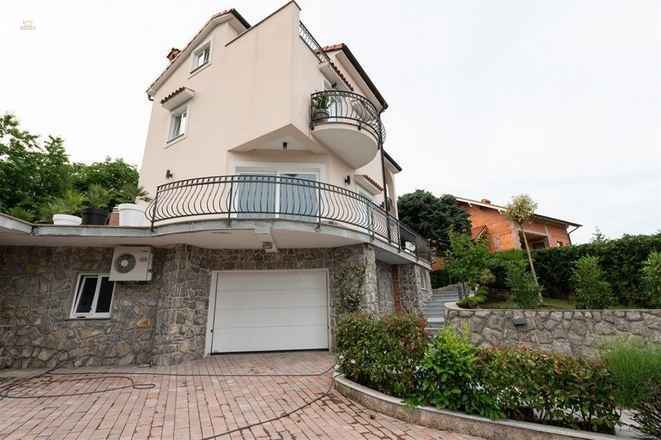 Tolle Villa mit 2 Wohneinheiten und Pool