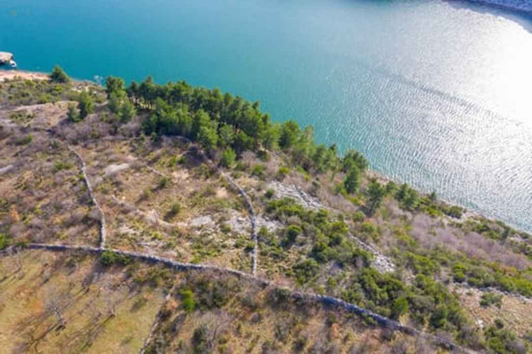 海のすぐそばの土地