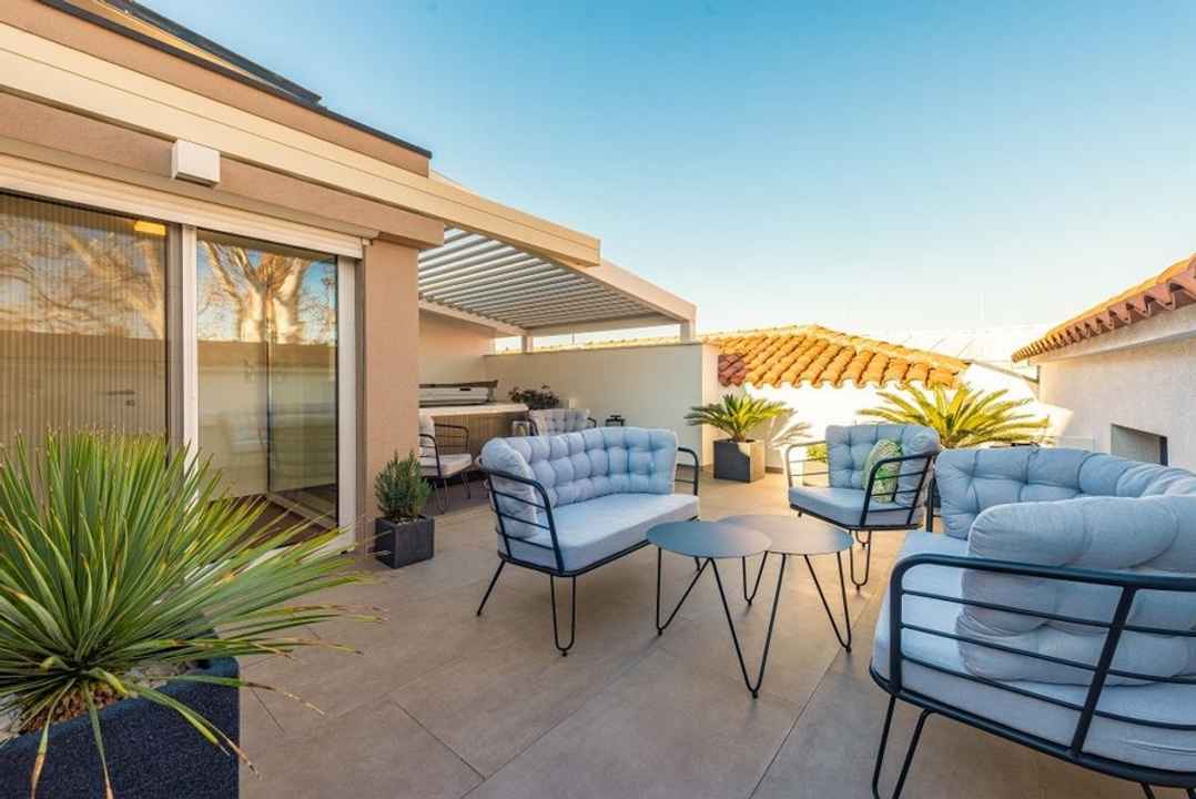 Zadar: Hochwertiges Appartement auf 2 Etagen mit Dachterrasse