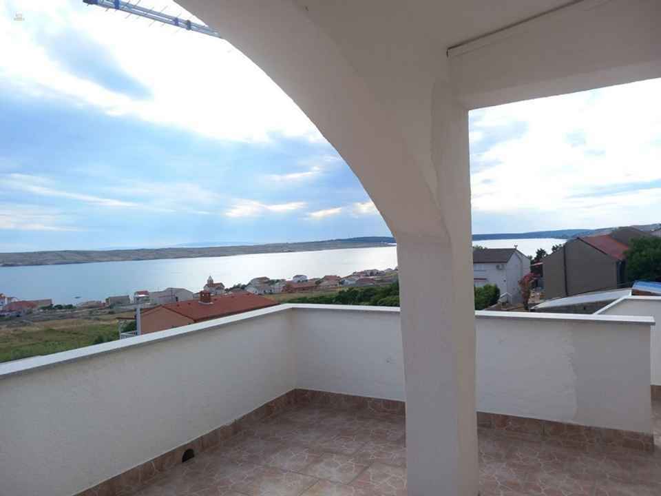 Mehrparteienhaus auf der Insel Pag mit Meerblick