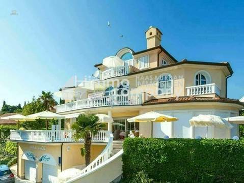 Luxuriöse Villa in Premantura