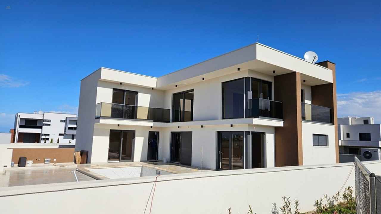 Moderne Villa mit Swimmingpool und Meerblick