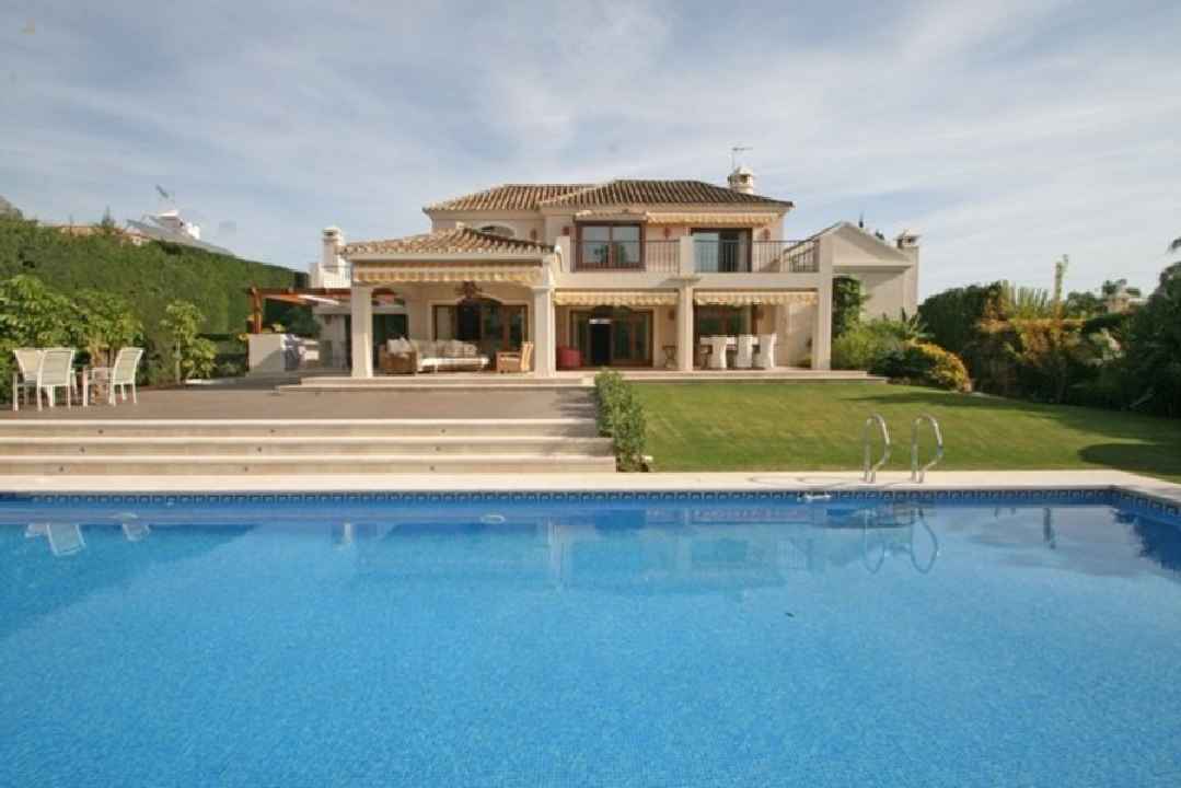 villa for sale in - Nueva Andalucia 