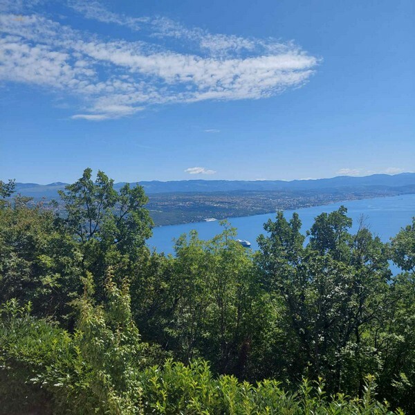 Villa mit Swimmingpool in Panorama-Lage mit traumhaftem Meerblick