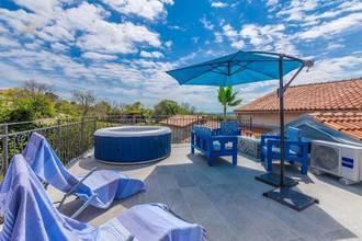 Mediterrane Doppelhaushälfte mit Dachterrasse und Meerblick