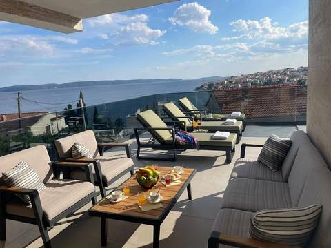 Moderne Villa mit Swimmingpool und Panorama-Meerblick