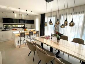 Thumbnail von Moderne Villa mit Swimmingpool und Panorama-Meerblick