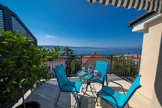2 Appartements im Dachgeschoss mit Panorama-Meerblick