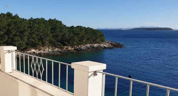 Villa in traumhafter Lage in der 1. Reihe zum Meeresufer, Südwestküste Korcula