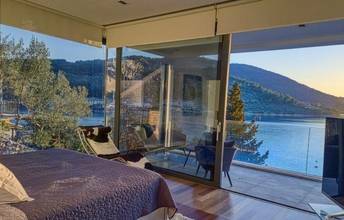 Thumbnail von 海辺に直接面したモダンな高級ヴィラ