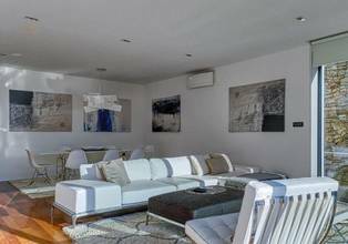 Thumbnail von 海辺に直接面したモダンな高級ヴィラ