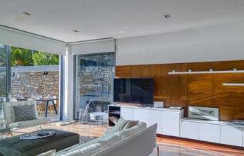 Thumbnail von 海辺に直接面したモダンな高級ヴィラ