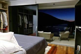 Thumbnail von 海辺に直接面したモダンな高級ヴィラ