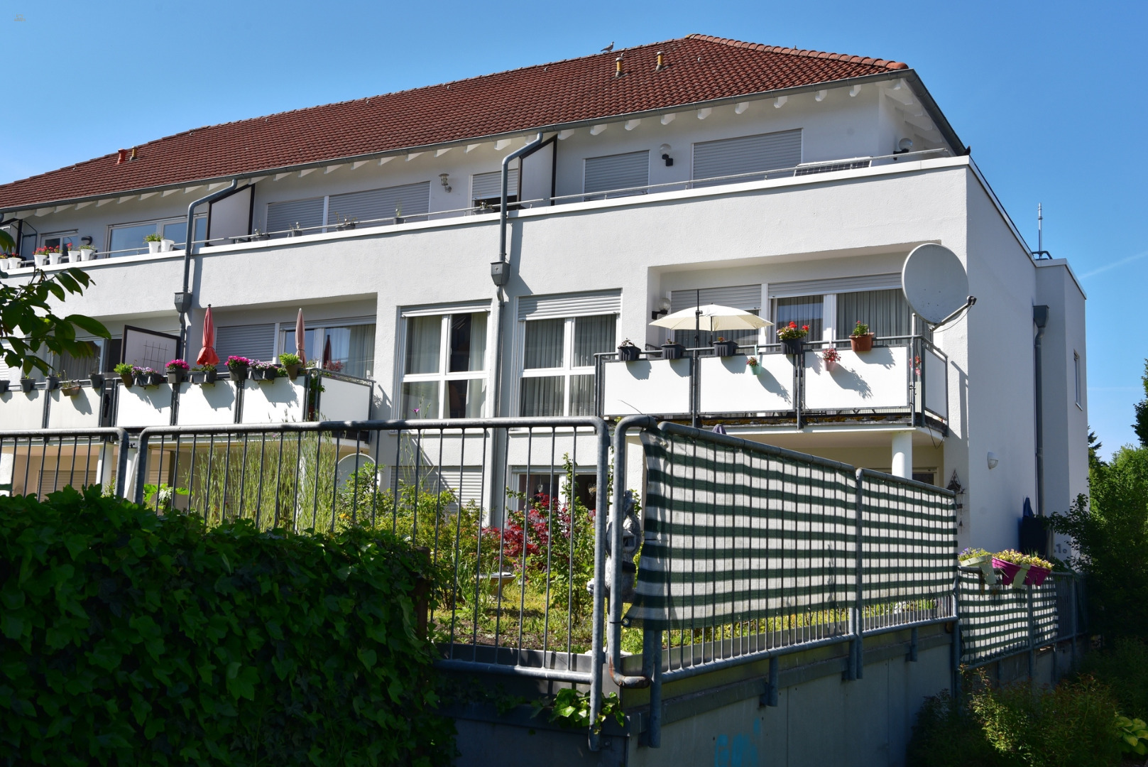 PROVISIONSFREI: Gepflegtes Anlageobjekt: 6 Wohnungen mit Komplettausstattung! Mittendrin in Randlage 