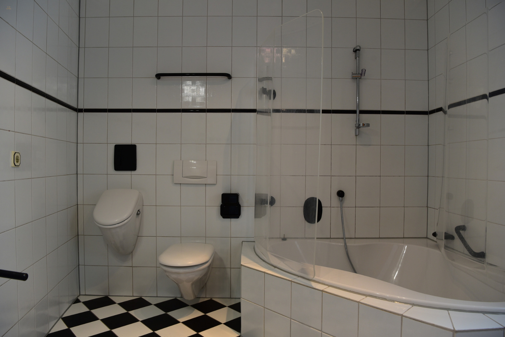 Thumbnail von Konvolut: 2 große Wohnungen zur Eigennutzung/Vermietung in ruhiger Wohnlage.