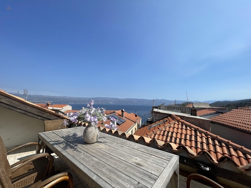 Renoviertes Altstadthaus mit mediterranem Charme, Dachterrasse und Meerblick