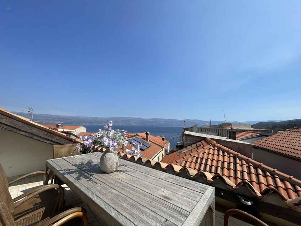 Renoviertes Altstadthaus mit mediterranem Charme, Dachterrasse und Meerblick