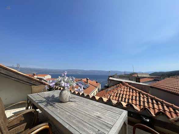 Renoviertes Altstadthaus mit mediterranem Charme, Dachterrasse und Meerblick