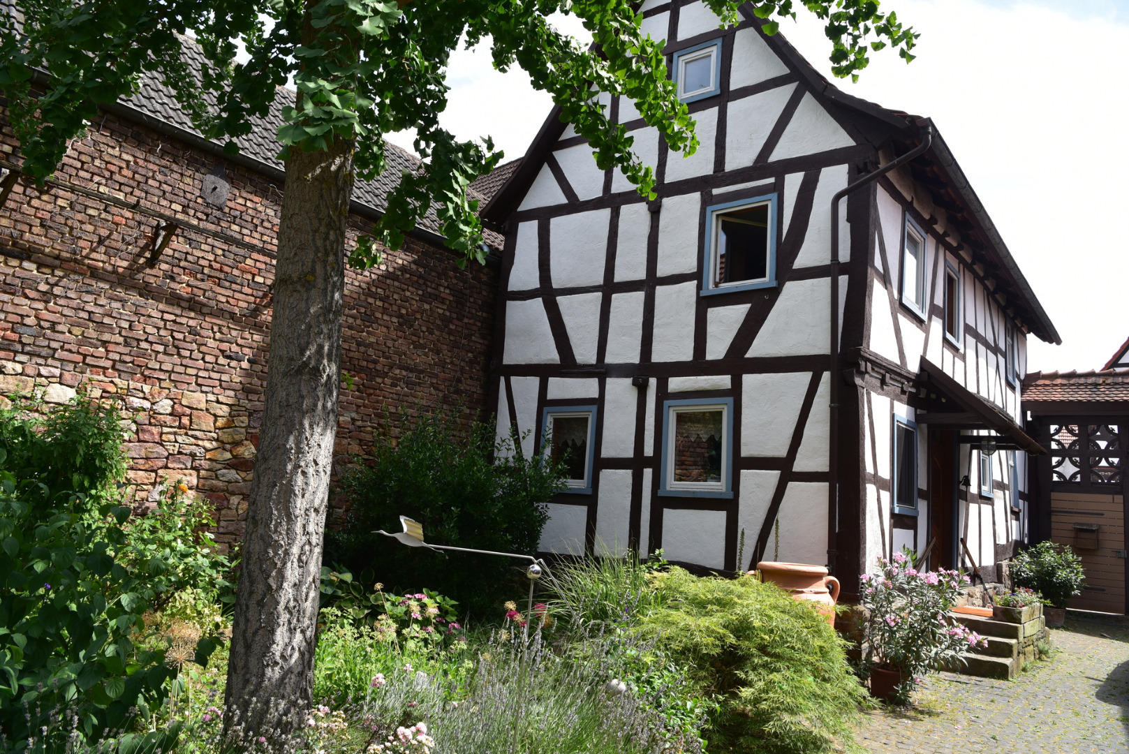 Thumbnail von Kleinod in bestem Sinne: Hofreite mit 2 Wohnhäusern, Garten & Nebengebäuden. Wunderschön!