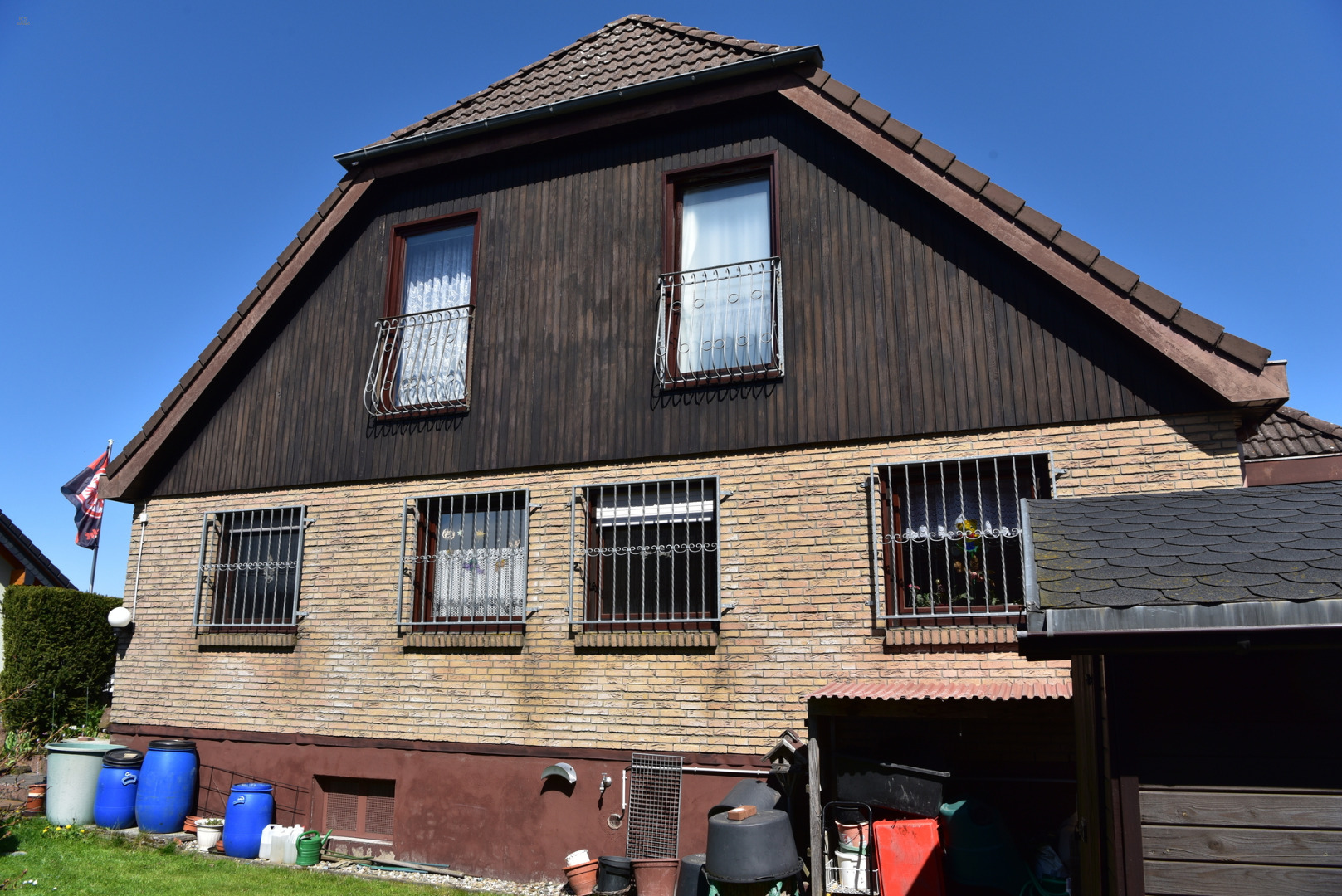 KÄUFERPROVISIONSFREI! Schmuckes EFH/ZFH mit viel Platz und süßem Garten. 2 Garagen und Stellplätze. 6164