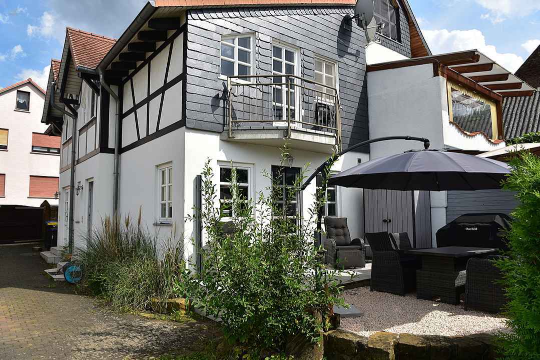 1 Haus frei mit Büro-Option, 1 Haus gut vermietet – zentral und trotzdem ruhig gelegen! 15444