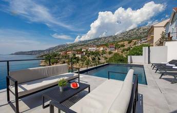 Thumbnail von Вилла с бассейном в необычном месте прямо у моря, регион Карлобаг