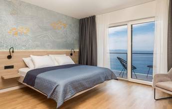 Thumbnail von Вилла с бассейном в необычном месте прямо у моря, регион Карлобаг