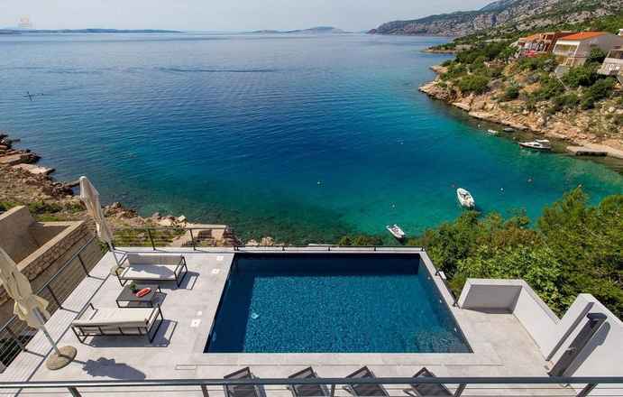 Willa z basenem w niezwykłej lokalizacji bezpośrednio nad morzem, region Karlobag