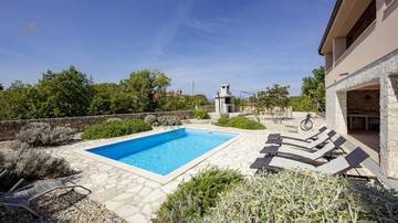 Thumbnail von Haus mit drei Appartements, Pool und Meerblick