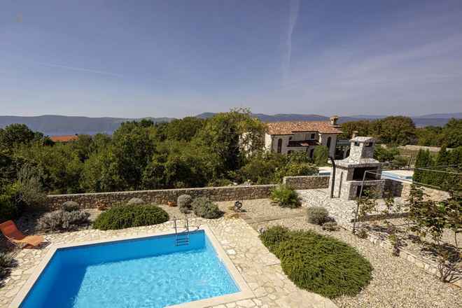 Haus mit drei Appartements, Pool und Meerblick