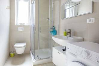 Thumbnail von Haus mit drei Appartements, Pool und Meerblick