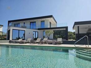 Thumbnail von Moderne Luxusvilla mit Swimmingpool und Blick bis zum Meer