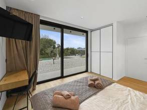 Thumbnail von Moderne Luxusvilla mit Swimmingpool und Blick bis zum Meer