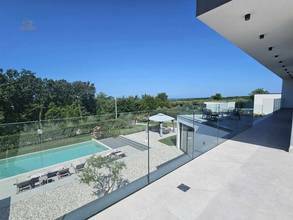 Thumbnail von Moderne Luxusvilla mit Swimmingpool und Blick bis zum Meer