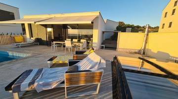 Thumbnail von Modernes Haus mit Swimmingpool und Meerblick