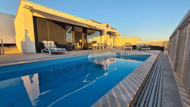 Modernes Haus mit Swimmingpool und Meerblick