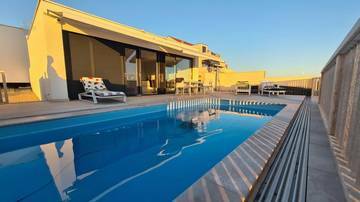 Thumbnail von Modernes Haus mit Swimmingpool und Meerblick