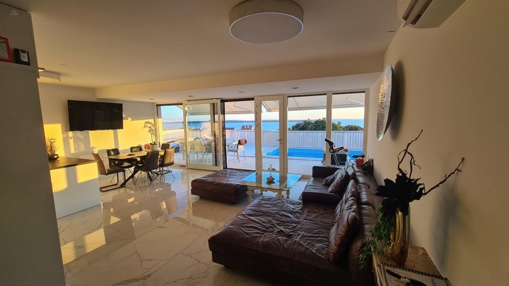 Thumbnail von Modernes Haus mit Swimmingpool und Meerblick