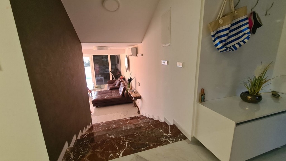 Thumbnail von Modernes Haus mit Swimmingpool und Meerblick