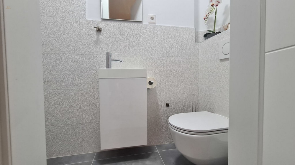 Thumbnail von Modernes Haus mit Swimmingpool und Meerblick