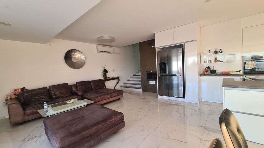 Thumbnail von Modernes Haus mit Swimmingpool und Meerblick