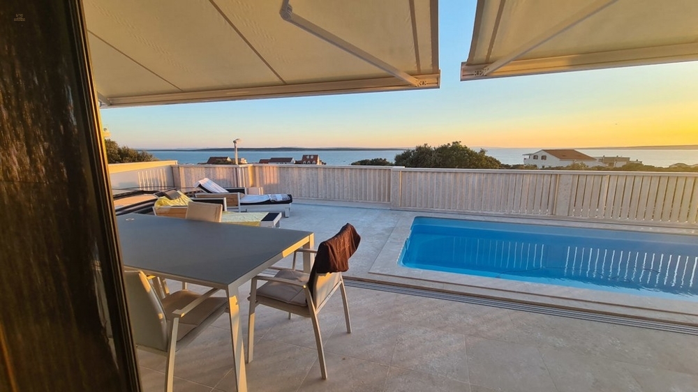 Thumbnail von Modernes Haus mit Swimmingpool und Meerblick