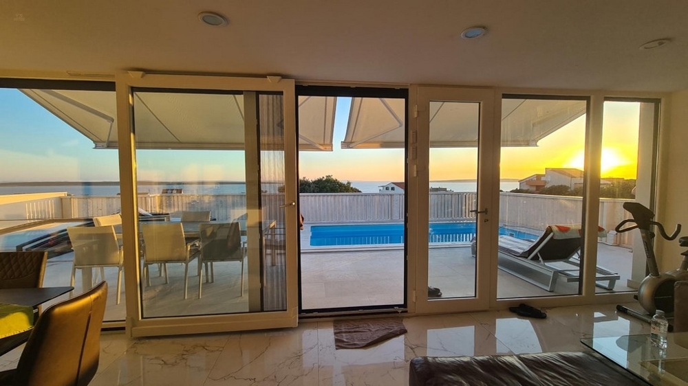 Thumbnail von Modernes Haus mit Swimmingpool und Meerblick