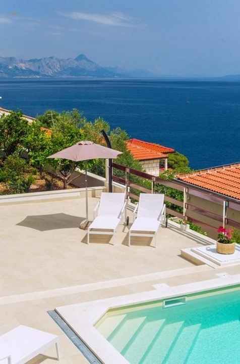 Schickes Steinhaus mit Pool und Meerblick in Selca