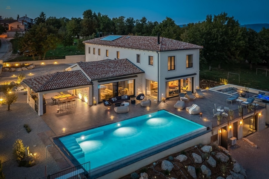 Mediterrane Villa mit Tennisplatz und großem Pool, Region Motovun