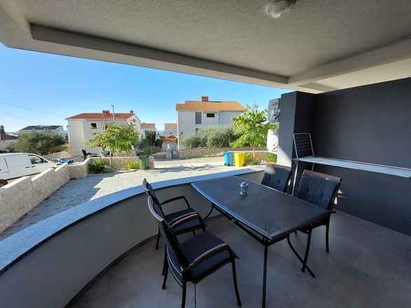 Schickes Erdgeschoss-Appartement in Novalja
