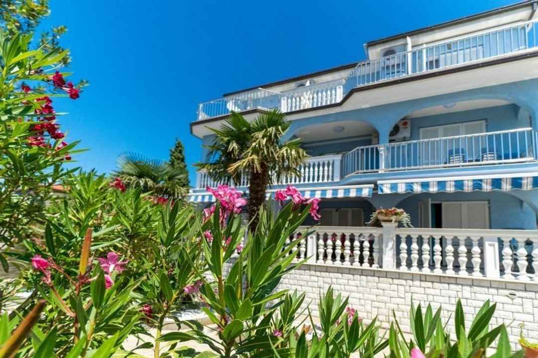 Gepflegtes Mehrfamilienhaus mit Meerblick in Selce