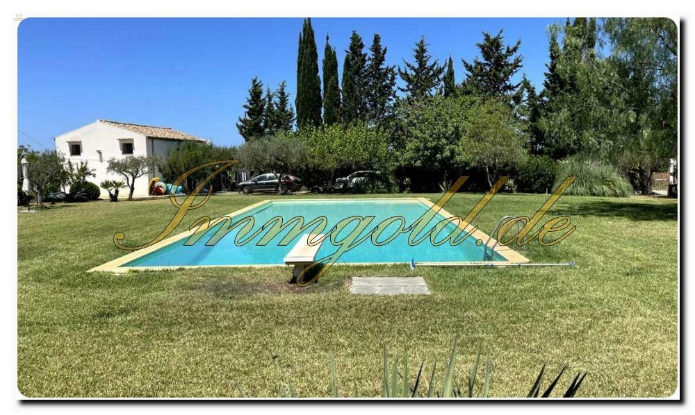 Immogold Villa mit ca. 7.000 m² Grundstück und Pool